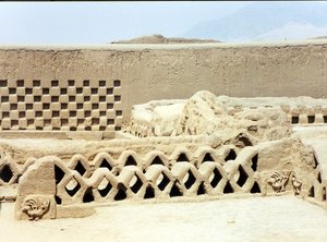 Im Inneren der zerstörten und verlassenen prä-inkaischen Stadt, erbaut von den Chimu, ca. 1300 von Pre Columbian